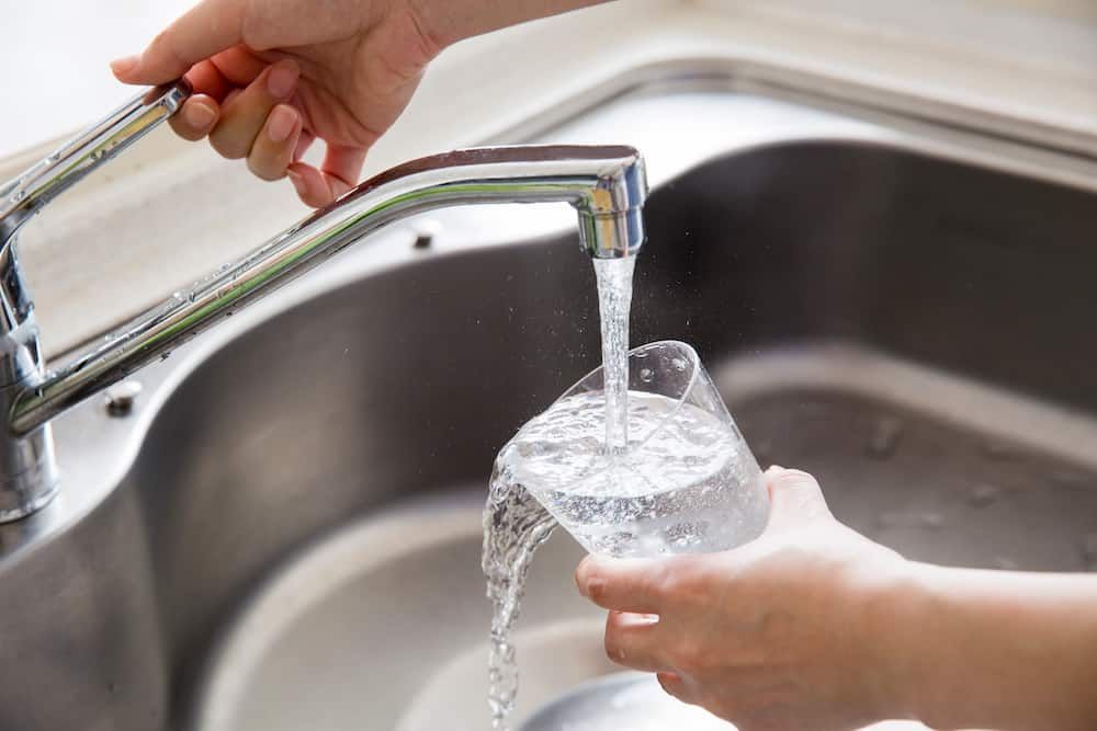 Verre rempli par l'eau du robinet