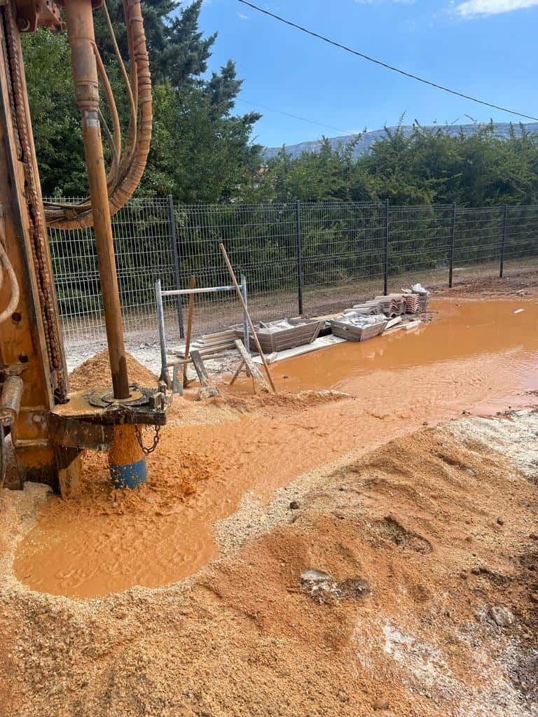 Forage en cours et marre d'eau