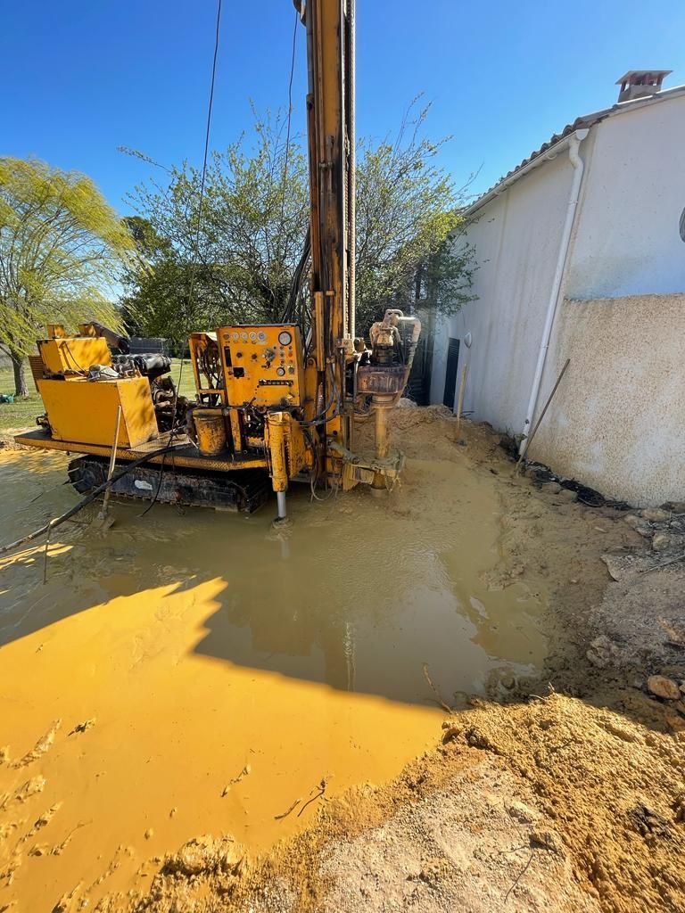 Foreuse près d'une maison
