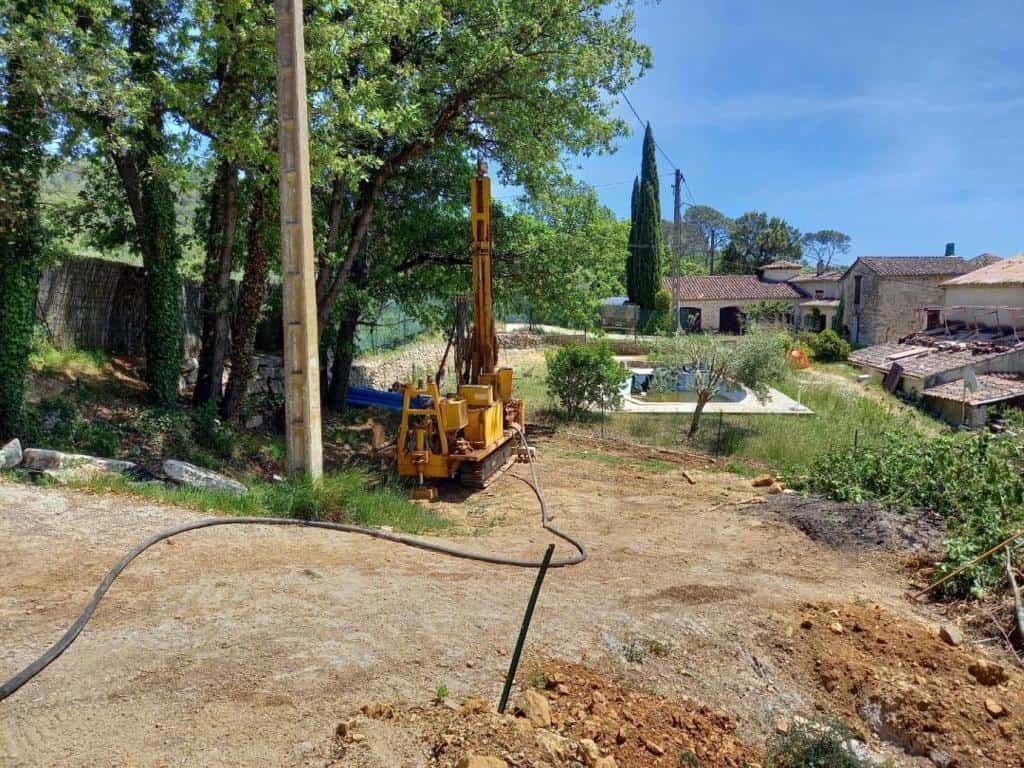 Propriété avec un engin de travaux sur place