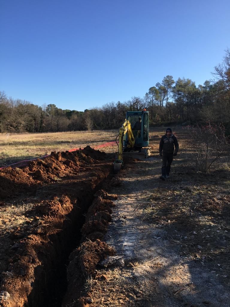 Tranchée en cours de réalisation avec un ouvrier