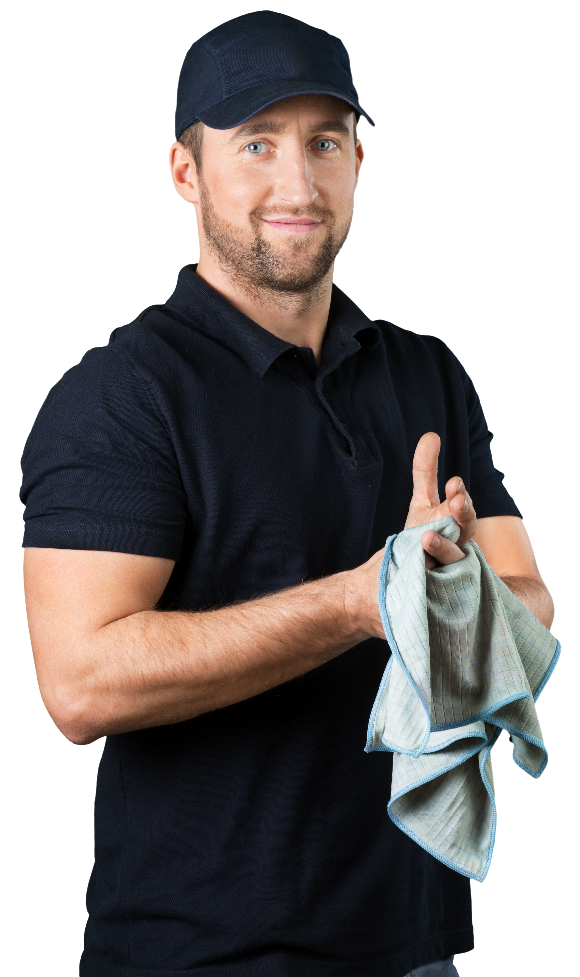 Un homme portant une casquette et une chemise bleues s'essuyant les mains avec un chiffon en souriant.