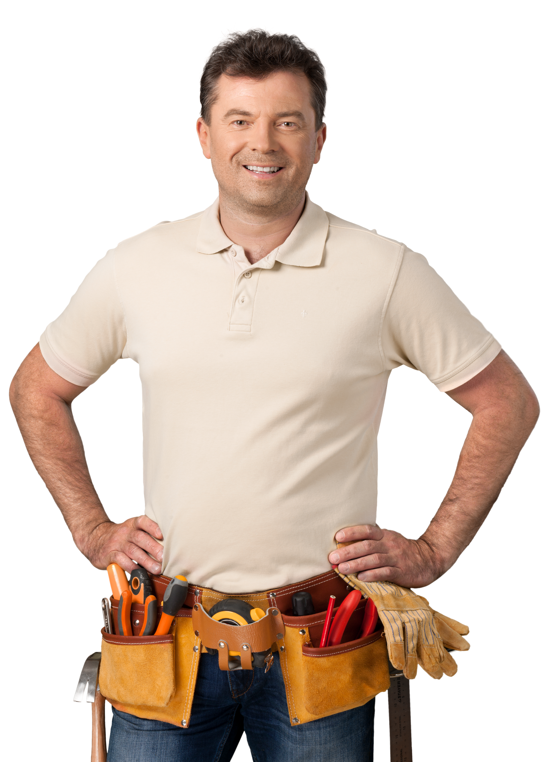 Un homme portant une ceinture à outils sourit, les mains sur les hanches.