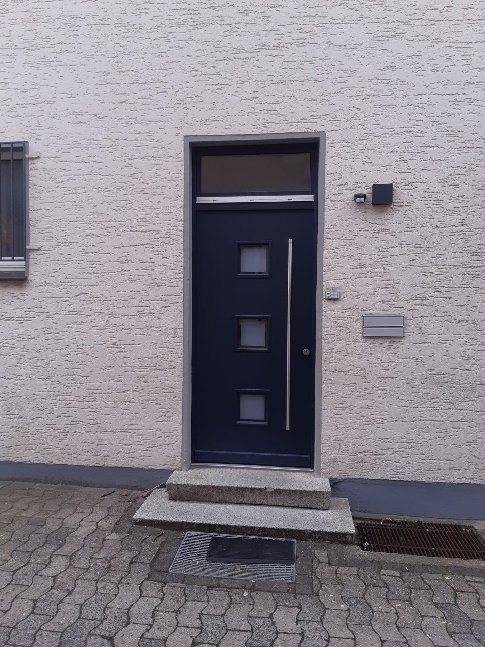 Blaue Haustür mit Glaseinsätzen