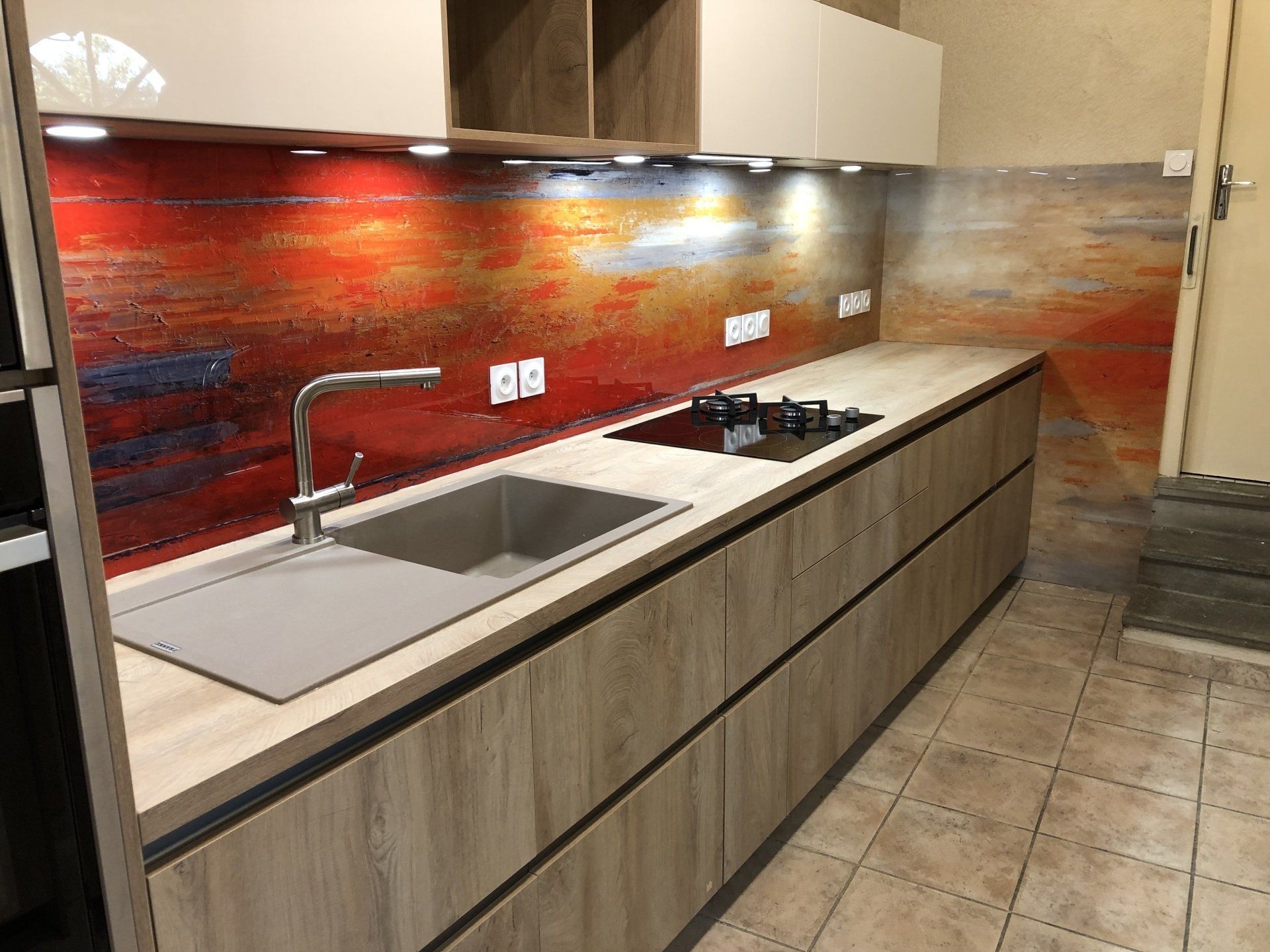 Cuisine avec crédence orange