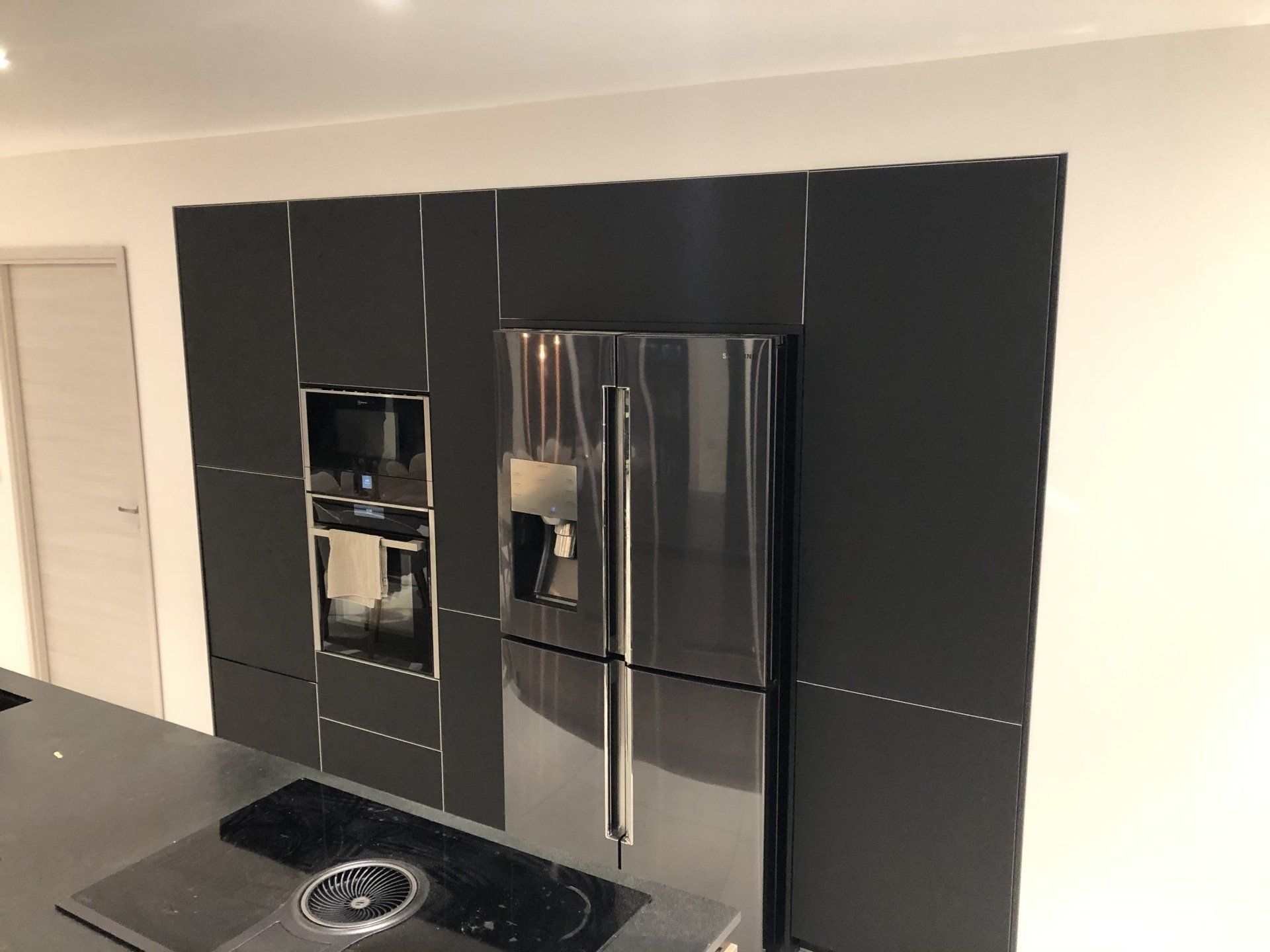 Cuisine gris foncé moderne