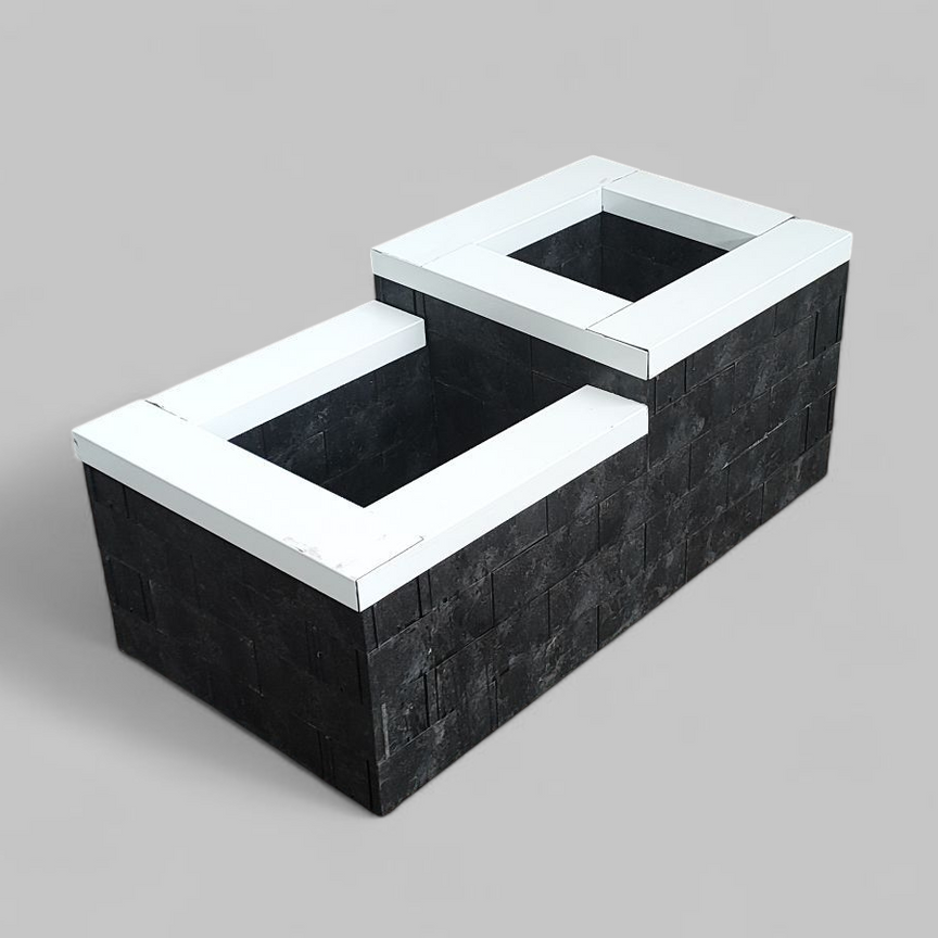 Un bloque blanco y negro con un agujero en el medio sobre una superficie gris.