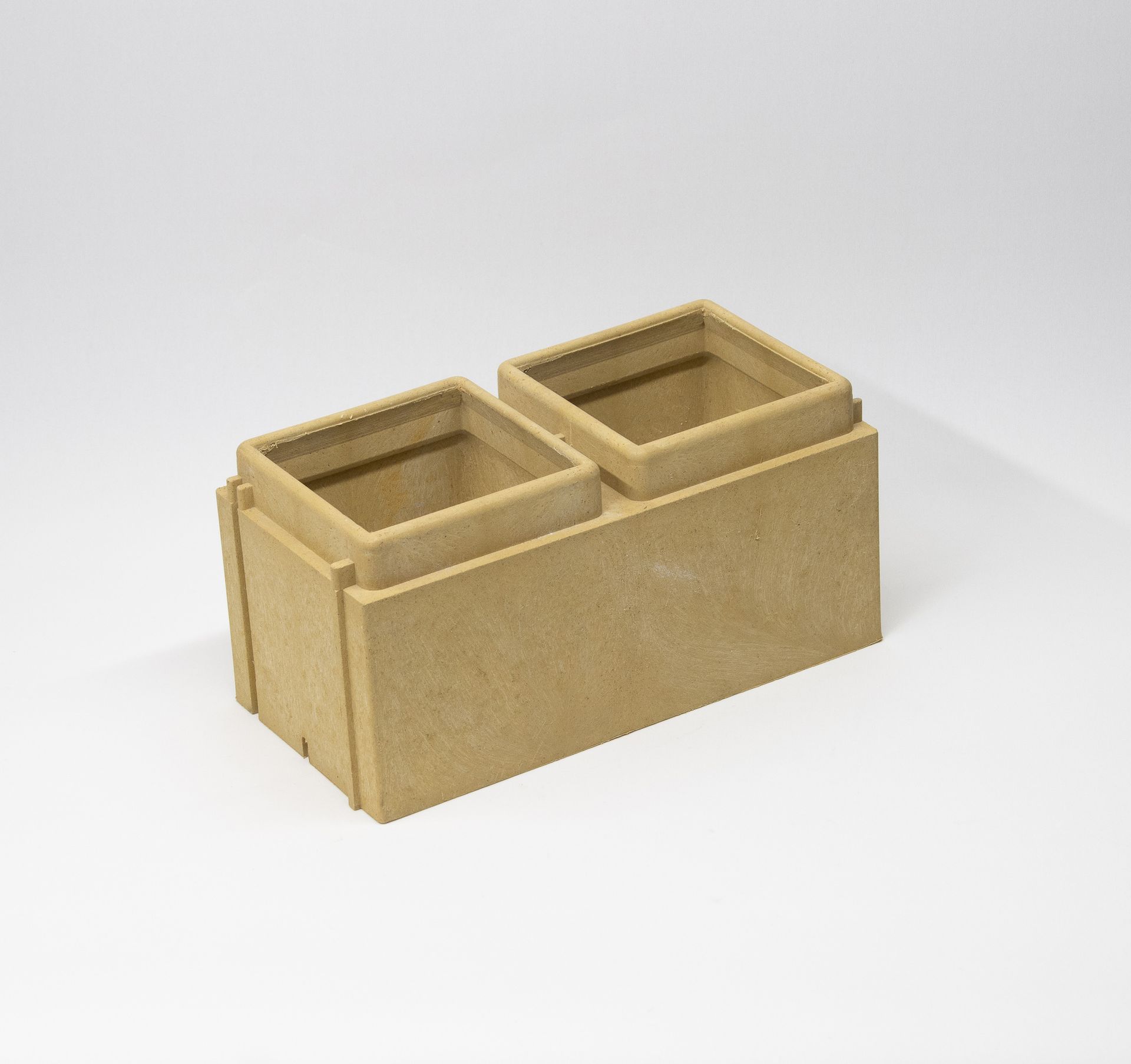 Una caja de madera con dos cuadrados dentro sobre una superficie blanca.