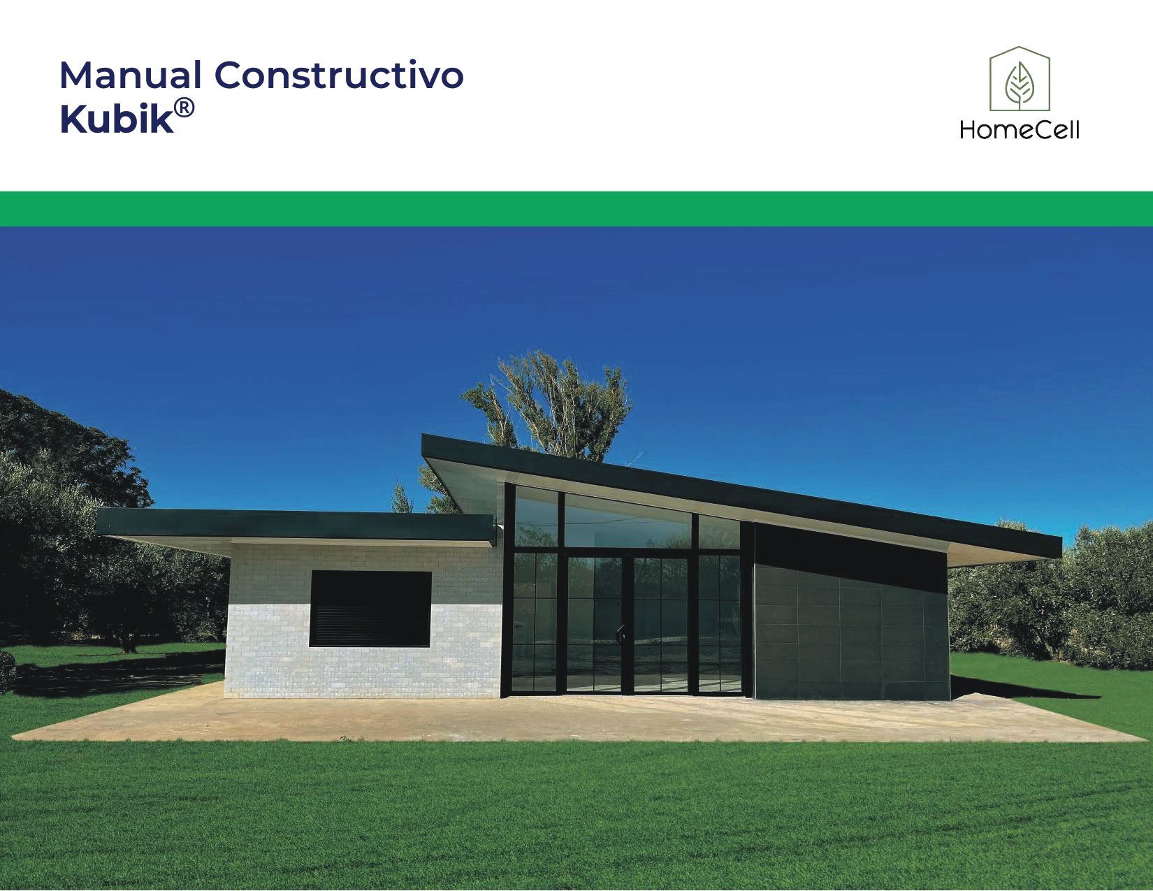 Una casa blanca con techo verde está situada encima de un exuberante campo verde.