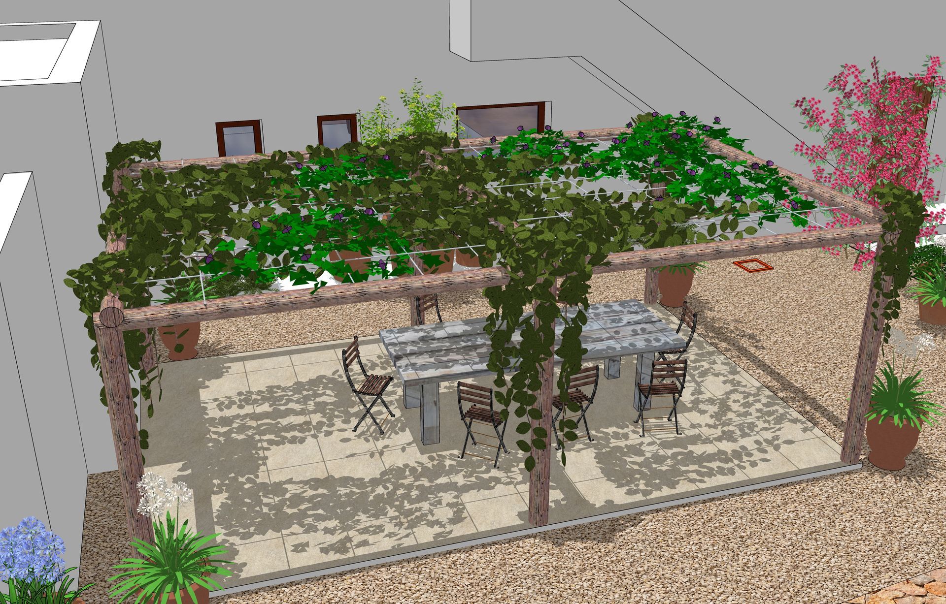 Comedor al aire libre con pérgola cubierta de enredaderas, mesa, sillas y plantas en macetas.