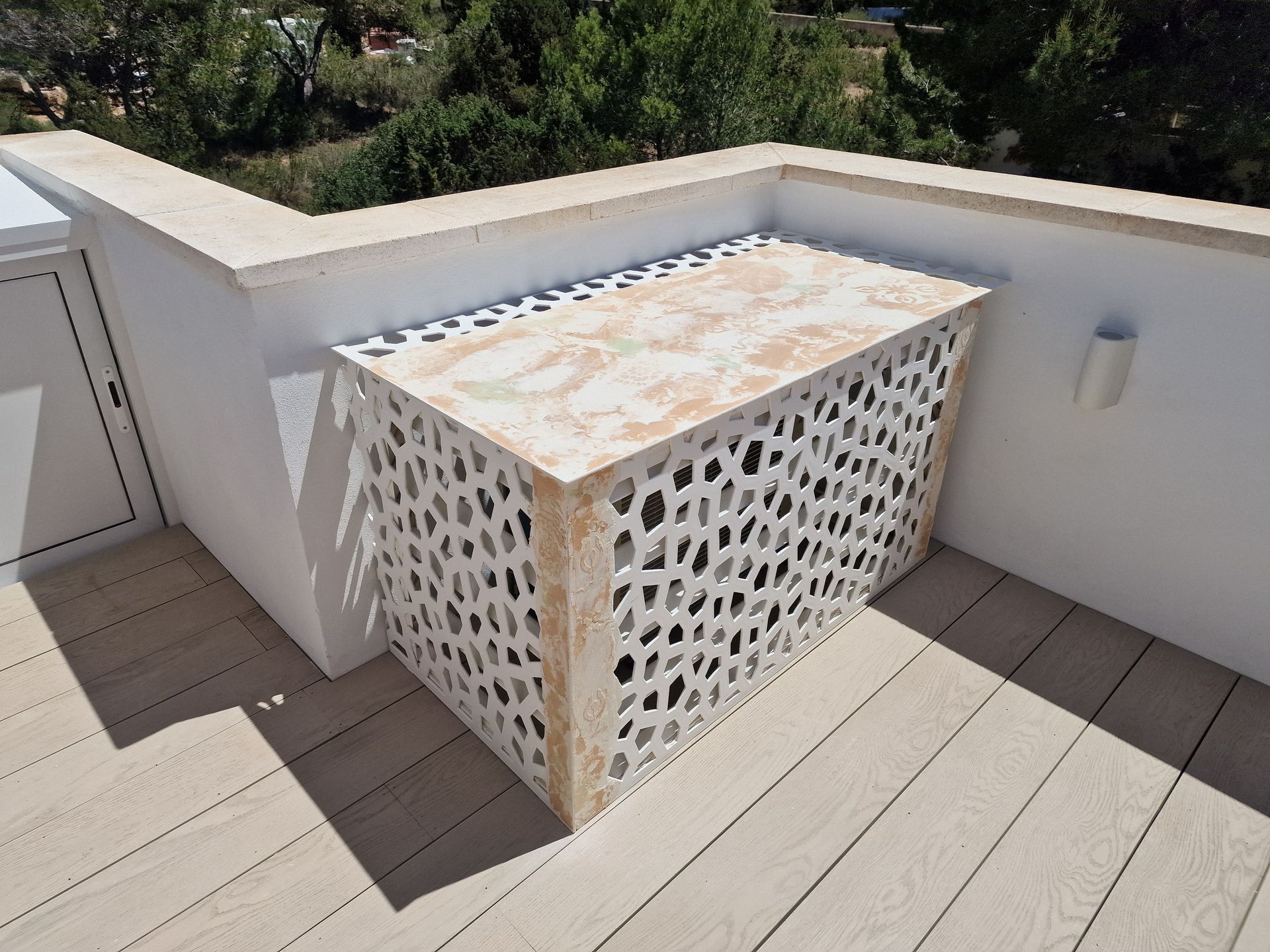 Estructura exterior de color blanco y beige sobre cubierta, con paneles laterales estampados y una parte superior