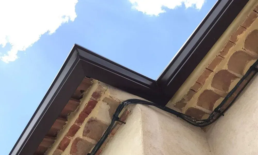 Icono de marcador de posición gris claro con un sol y montañas sobre fondo blanco