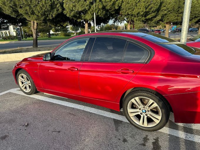 Un coche rojo está estacionado en un estacionamiento.
