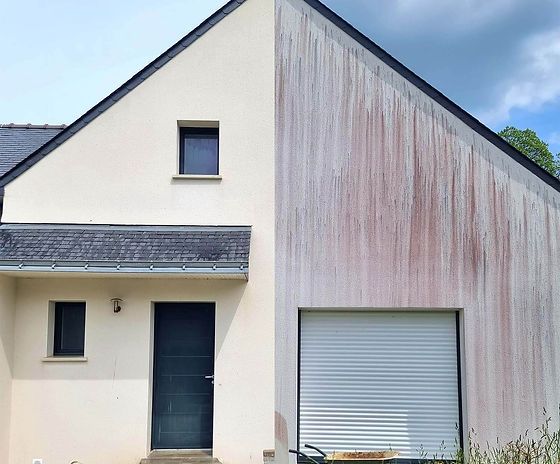 Expert qui perce un mur pour traiter l'humidité en façade