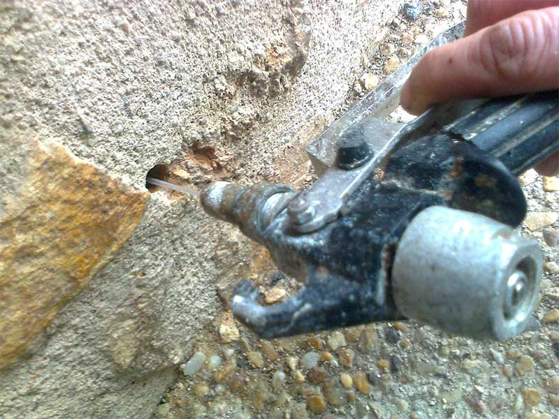 Traitement d'un mur au pistolet contre les remontées capillaires