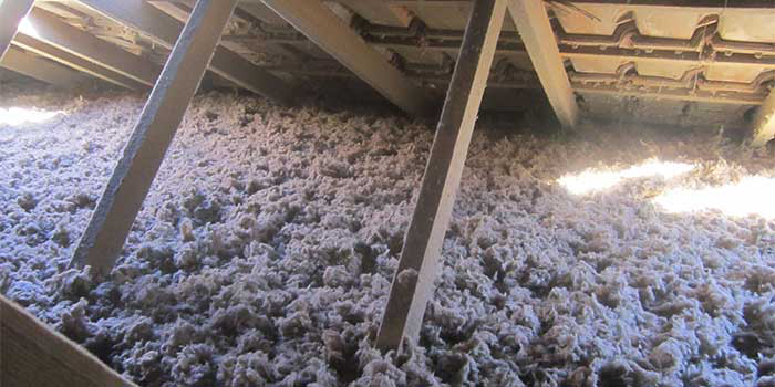 Combles perdus sous une charpente recouverts d'un isolant soufflé blanc