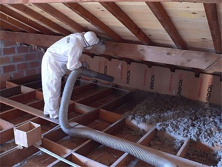 Laine de roche en cours de pose par soufflage dans des combles perdus