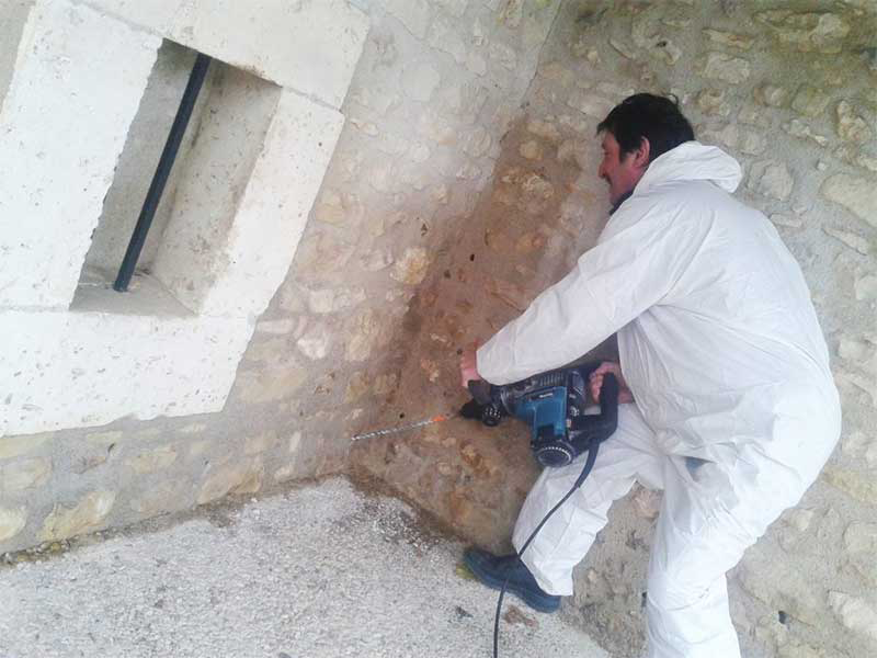Traitement d'un mur au pistolet contre les remontées capillaires