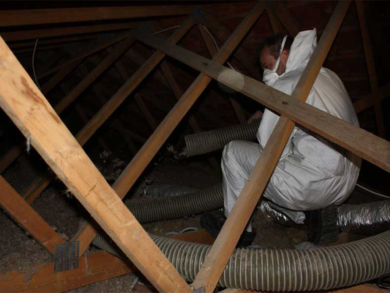 Opération de soufflage d'isolant en combles perdus