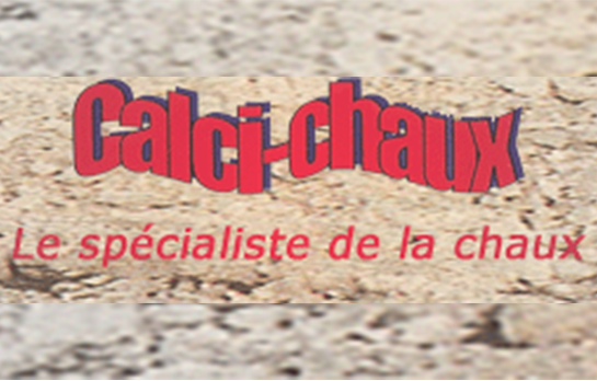 Logo rouge “Calci-chaux” avec le slogan « Le spécialiste de la chaux » sur fond de pierre claire
