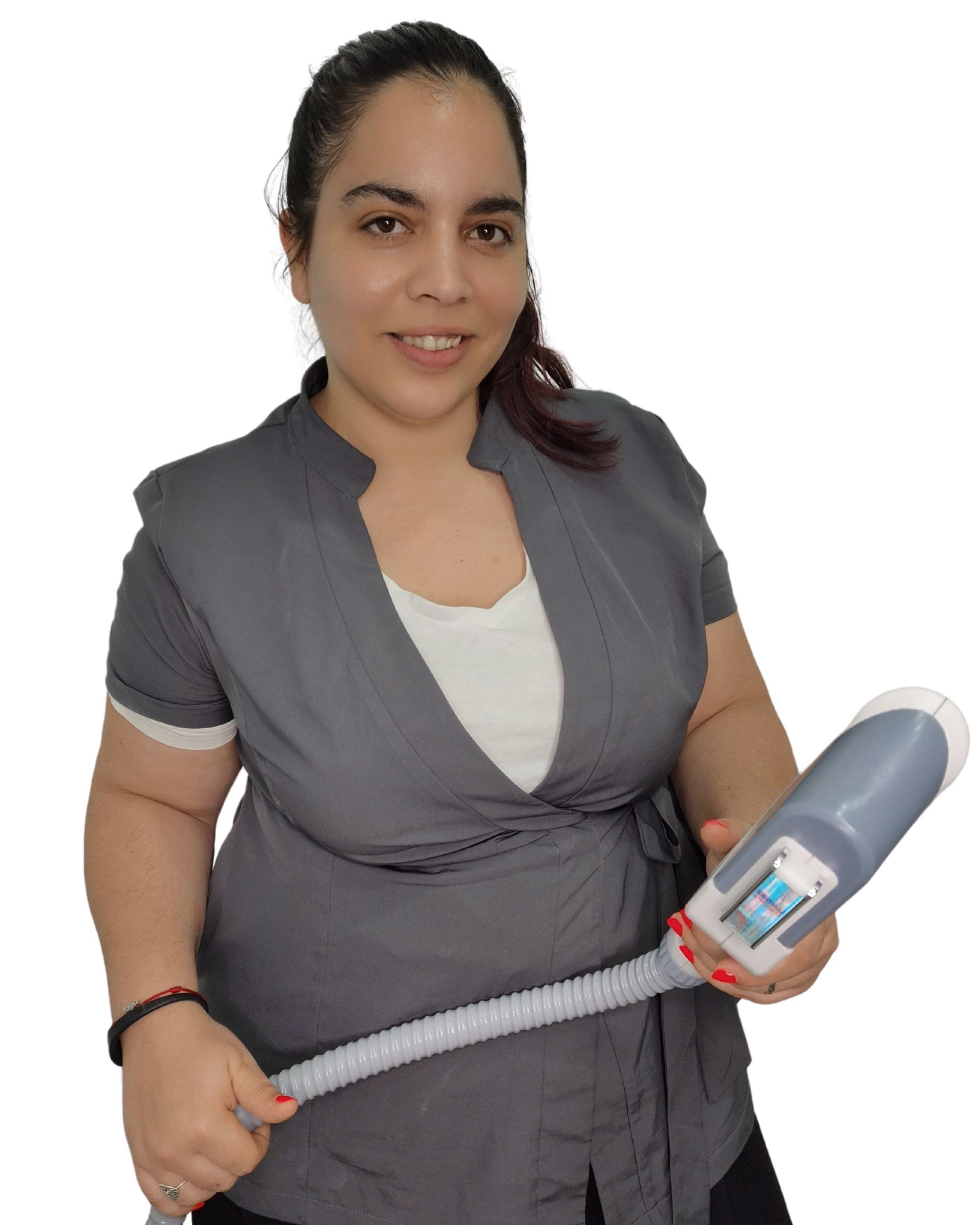 Una mujer con una camisa gris sostiene una máquina.