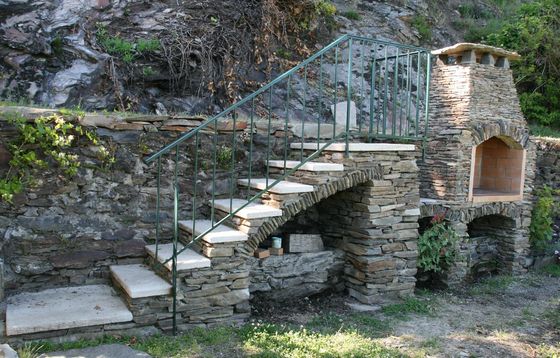 Escalier et barbecue en pierre