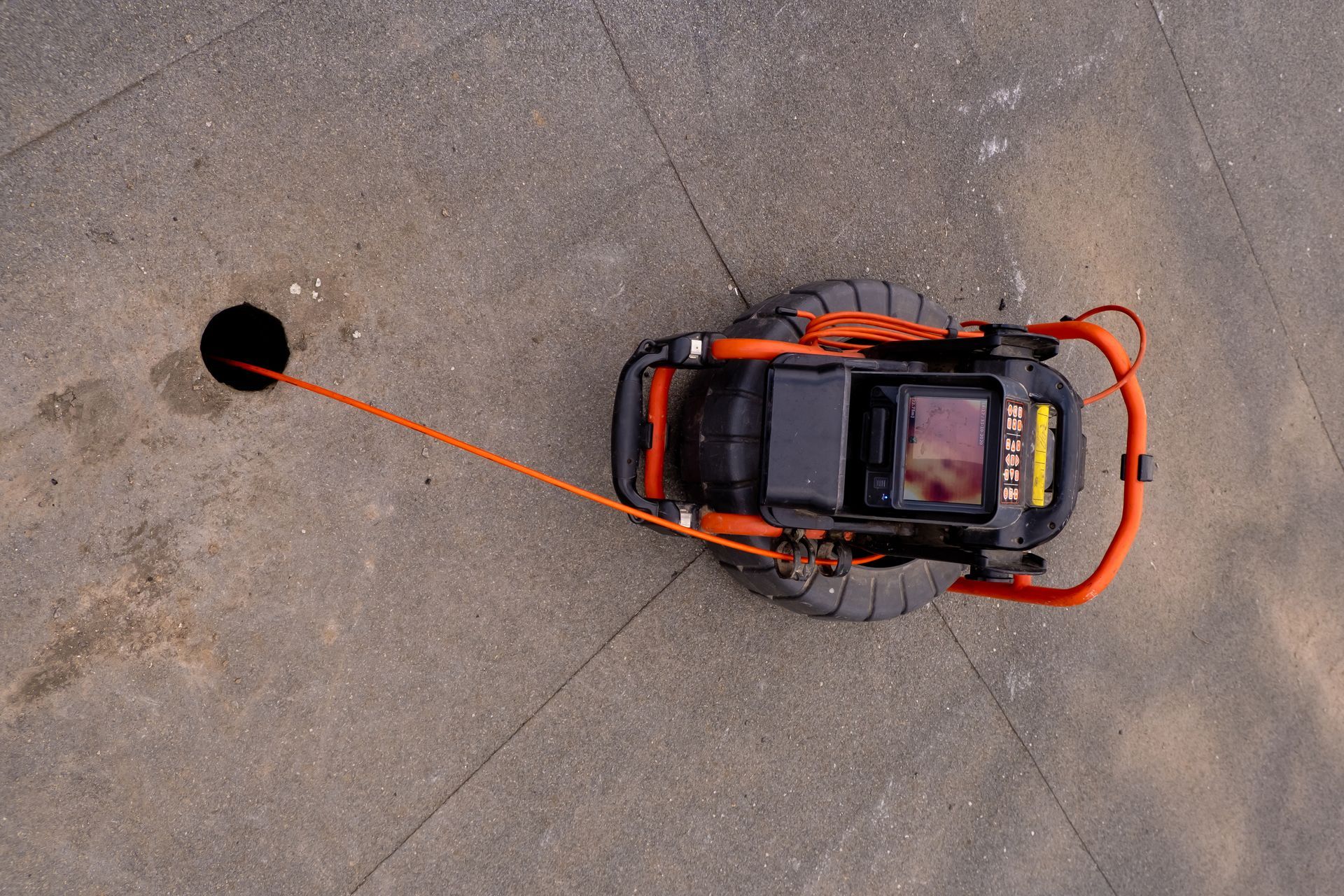 Tuyau orange d'une caméra d'inspection de canalisation