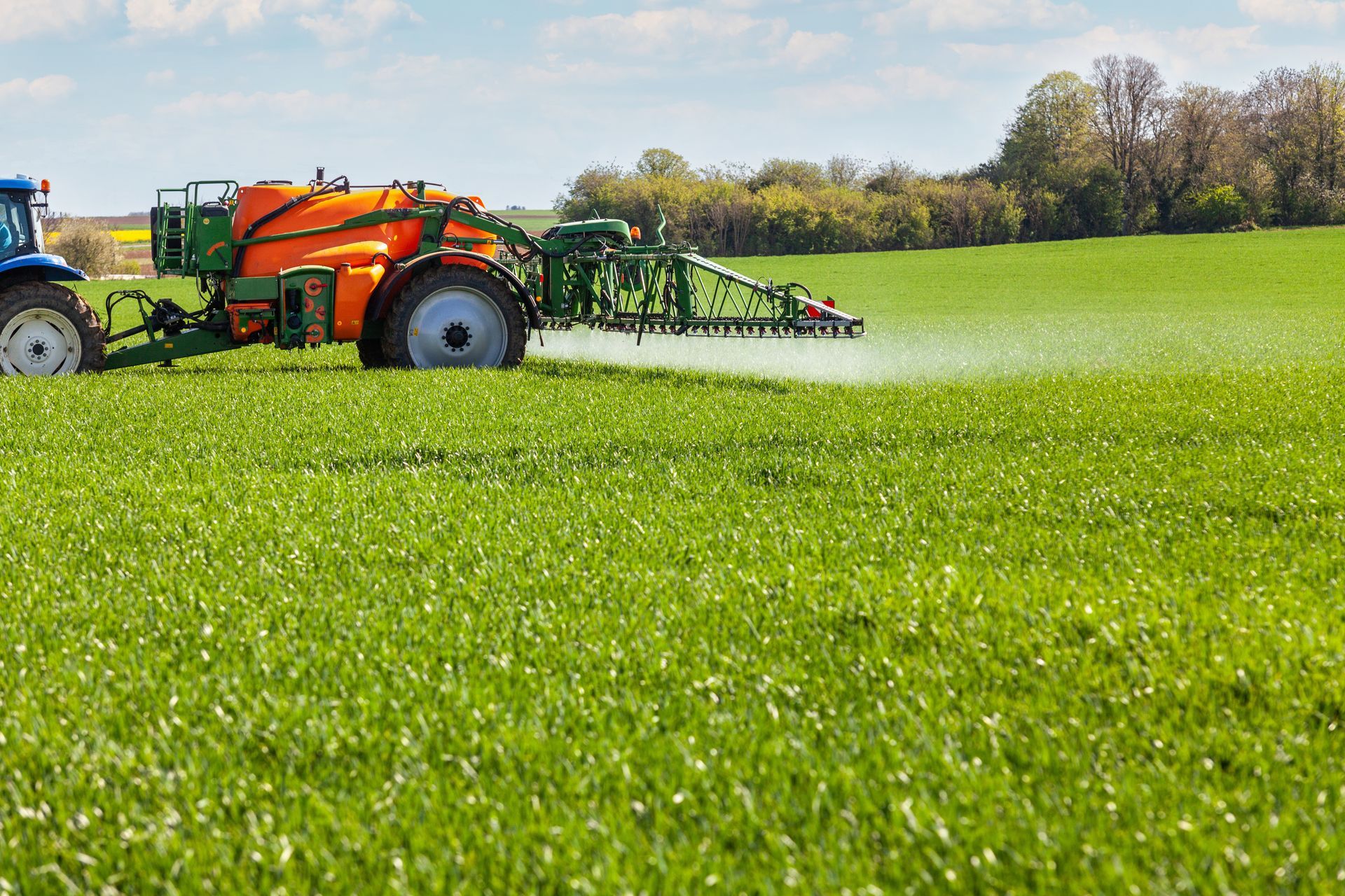 Tracteur applicant un traitement au sol