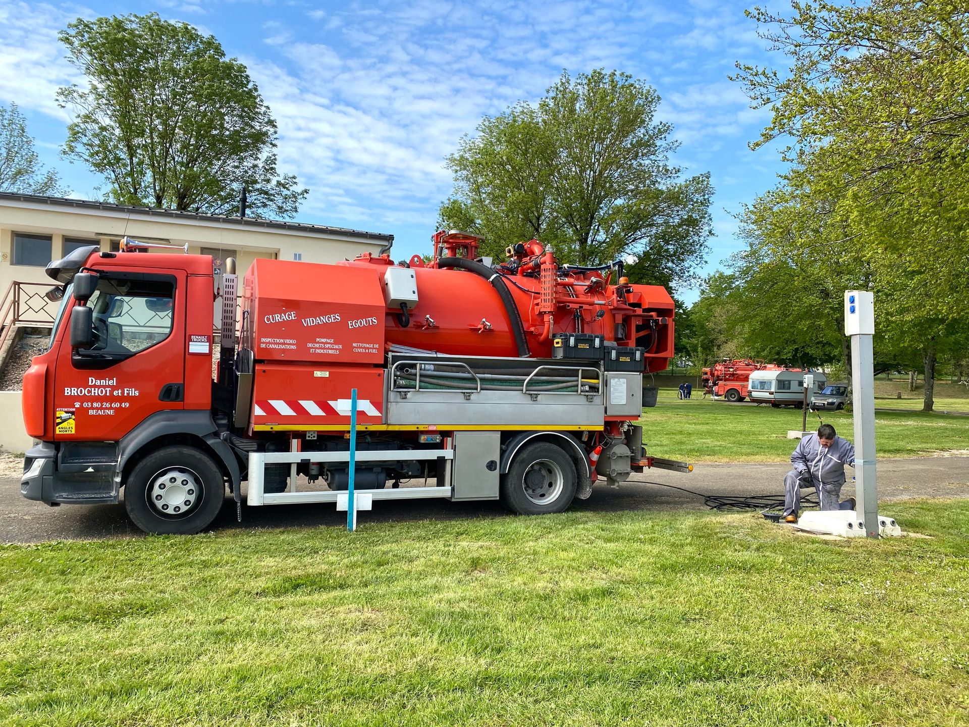 Camion de la SARL Brochot et professionnel en intervention