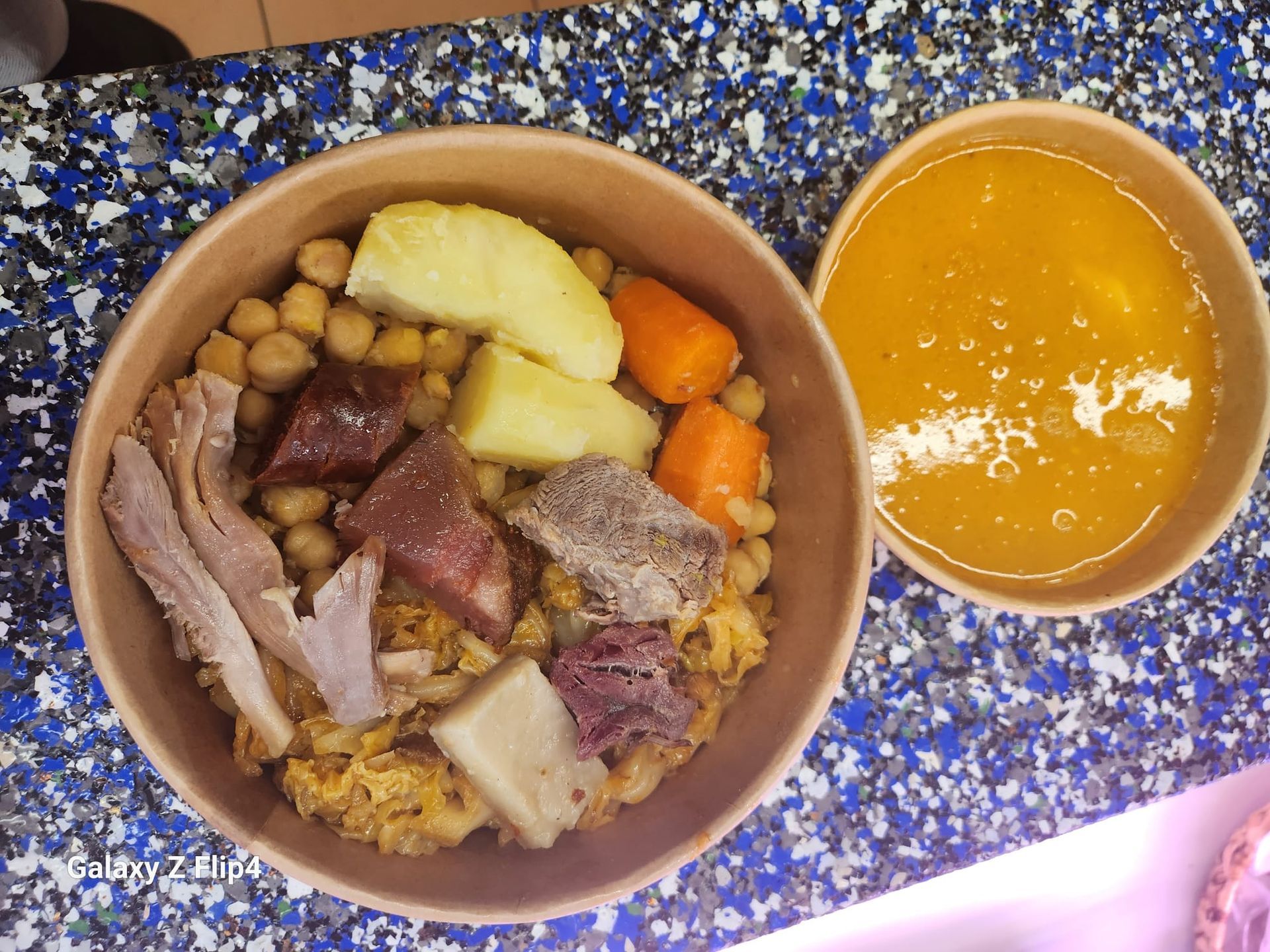 Un plato de comida y un plato de sopa en una mesa.