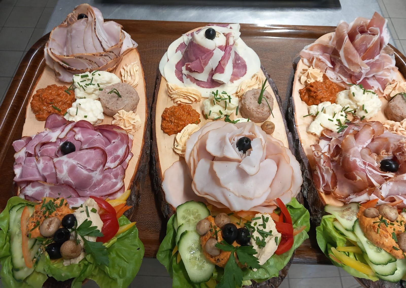 Tres bandejas de comida con carne y verduras en ellas