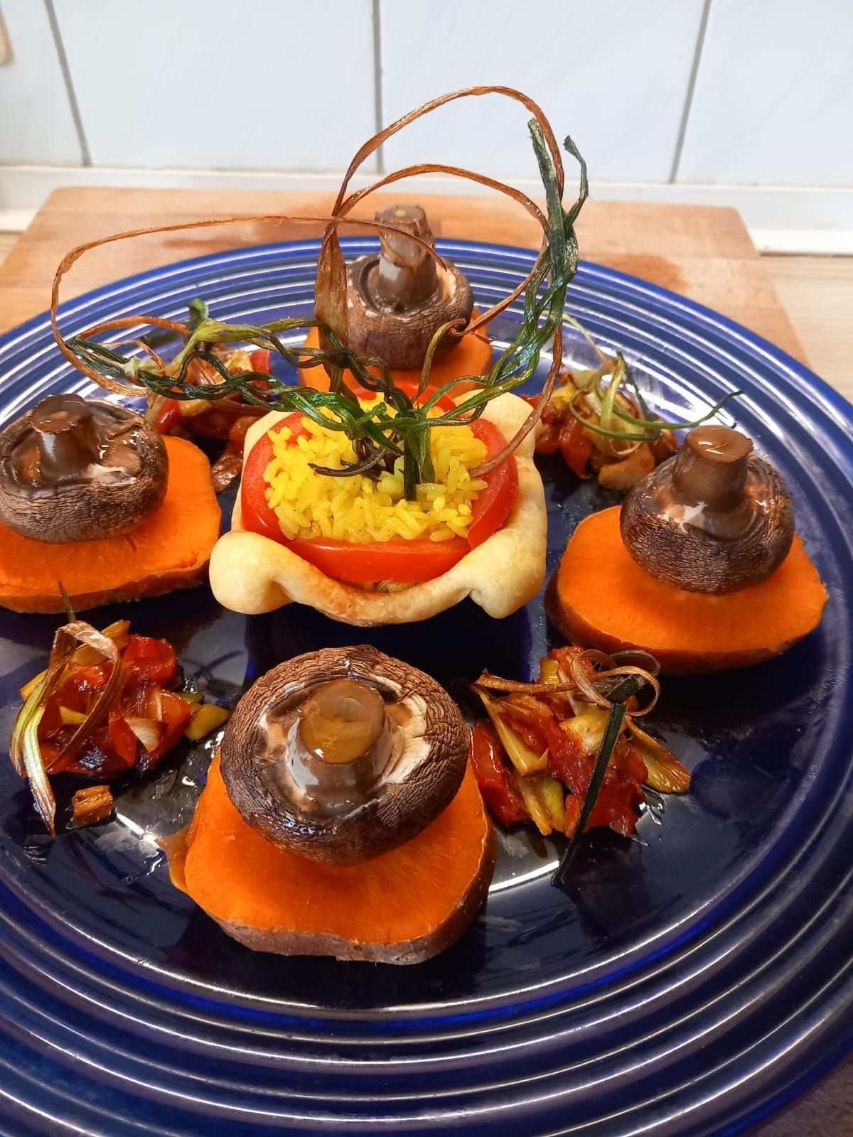 Un plato azul con una variedad de comida encima.