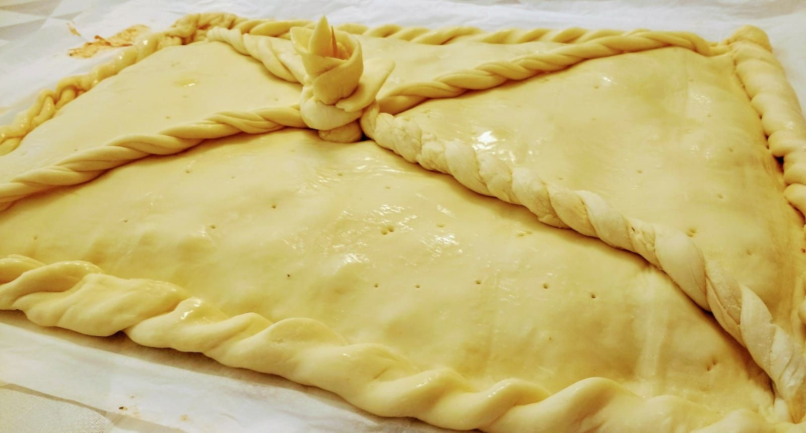 Un primer plano de un pastel colocado encima de una mesa.