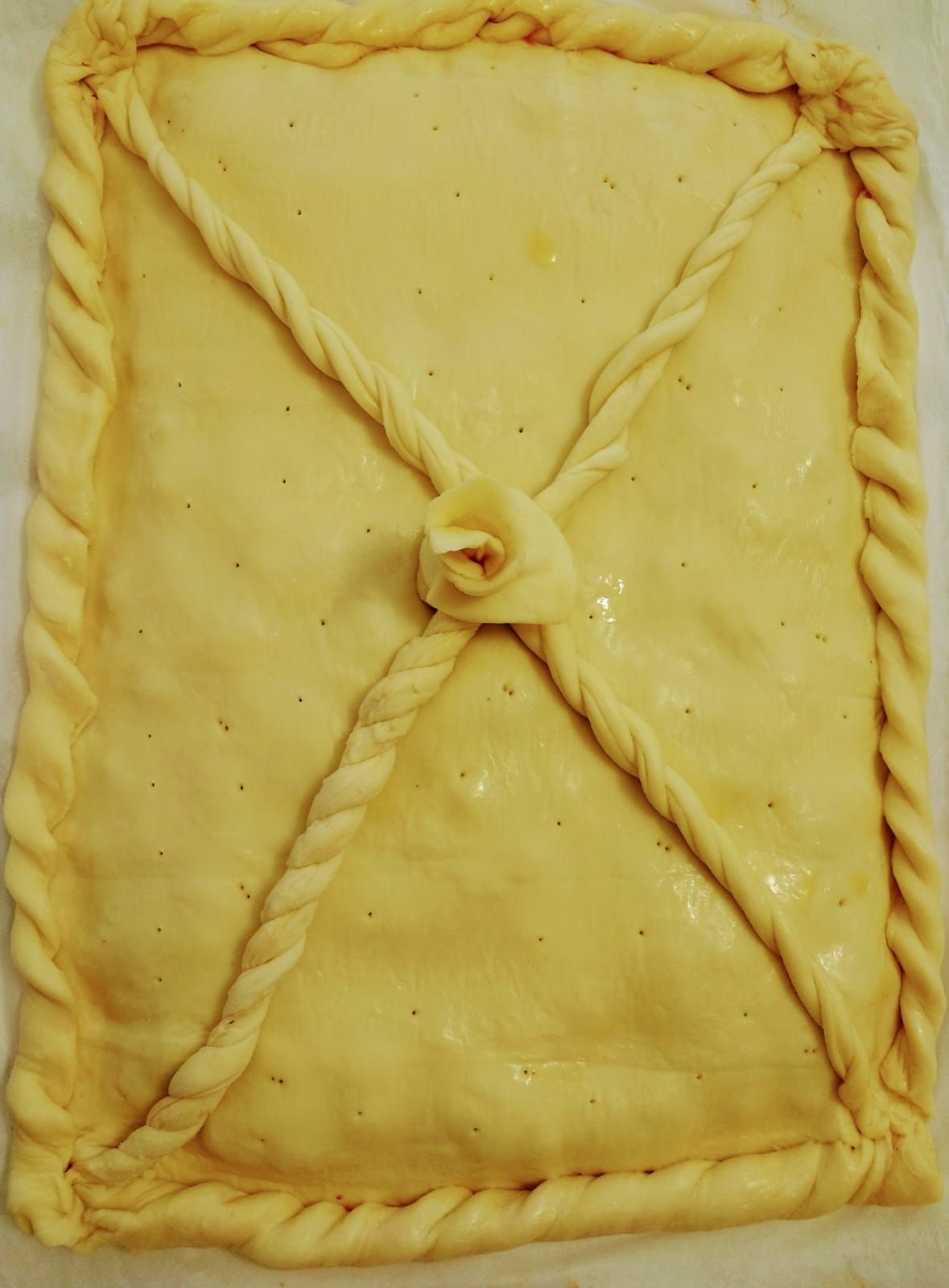 Un trozo de masa con un nudo en el medio está sobre una mesa.