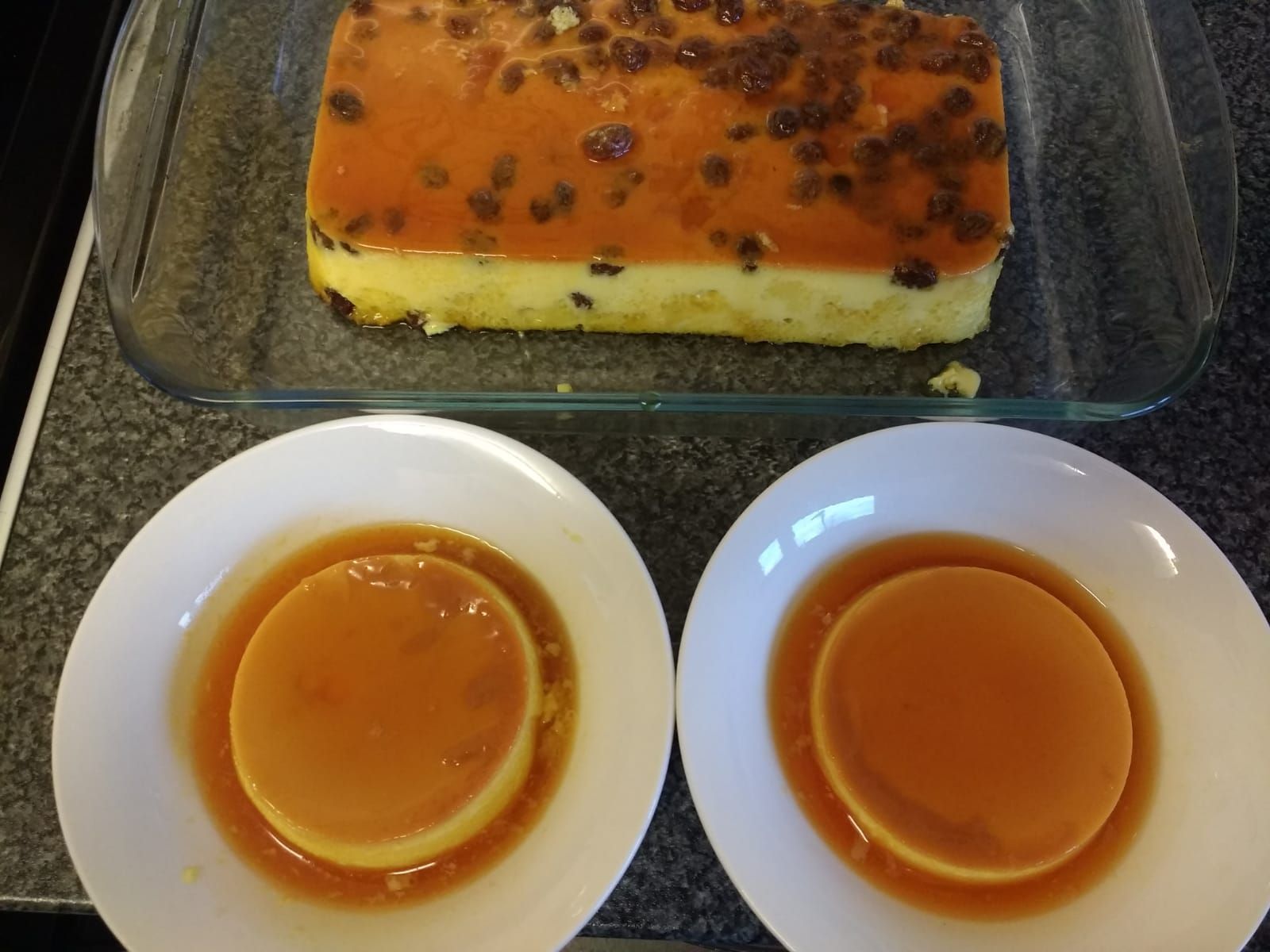 Dos platos de natillas de caramelo junto a una sartén de natillas de caramelo