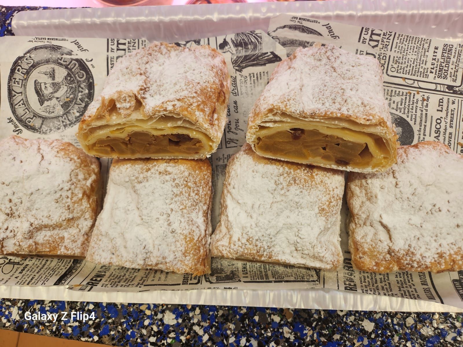 Una bandeja de strudels de manzana cubiertos de azúcar en polvo