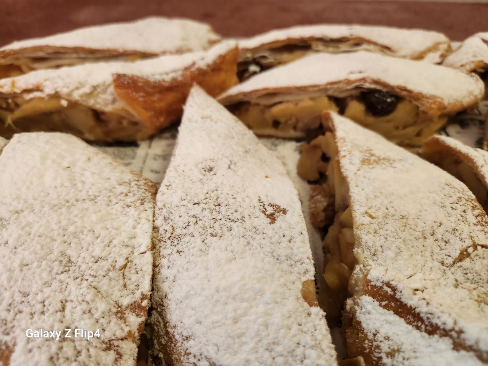 Un montón de strudels de manzana cubiertos de azúcar en polvo