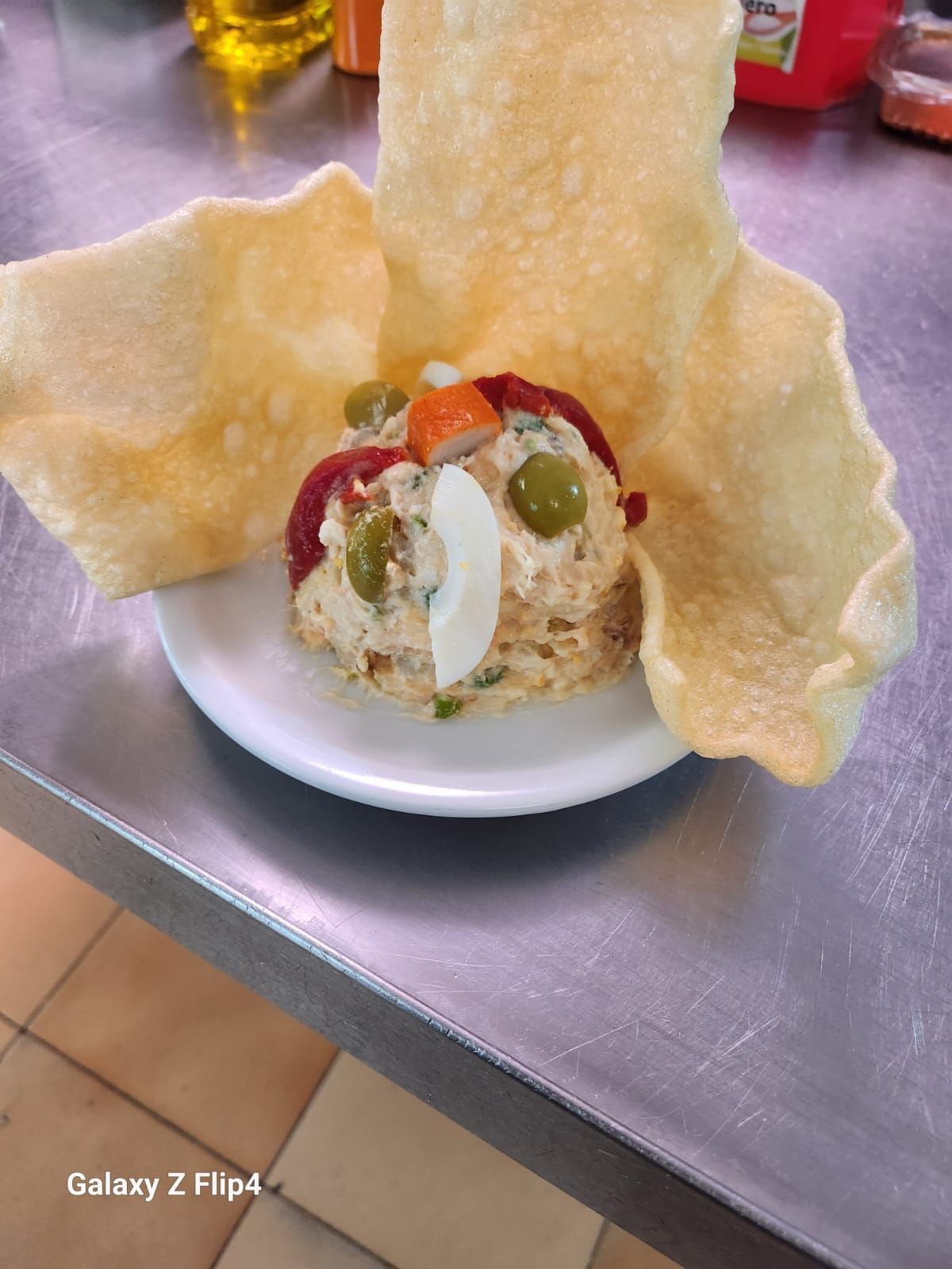 Un primer plano de un plato de comida sobre una mesa.