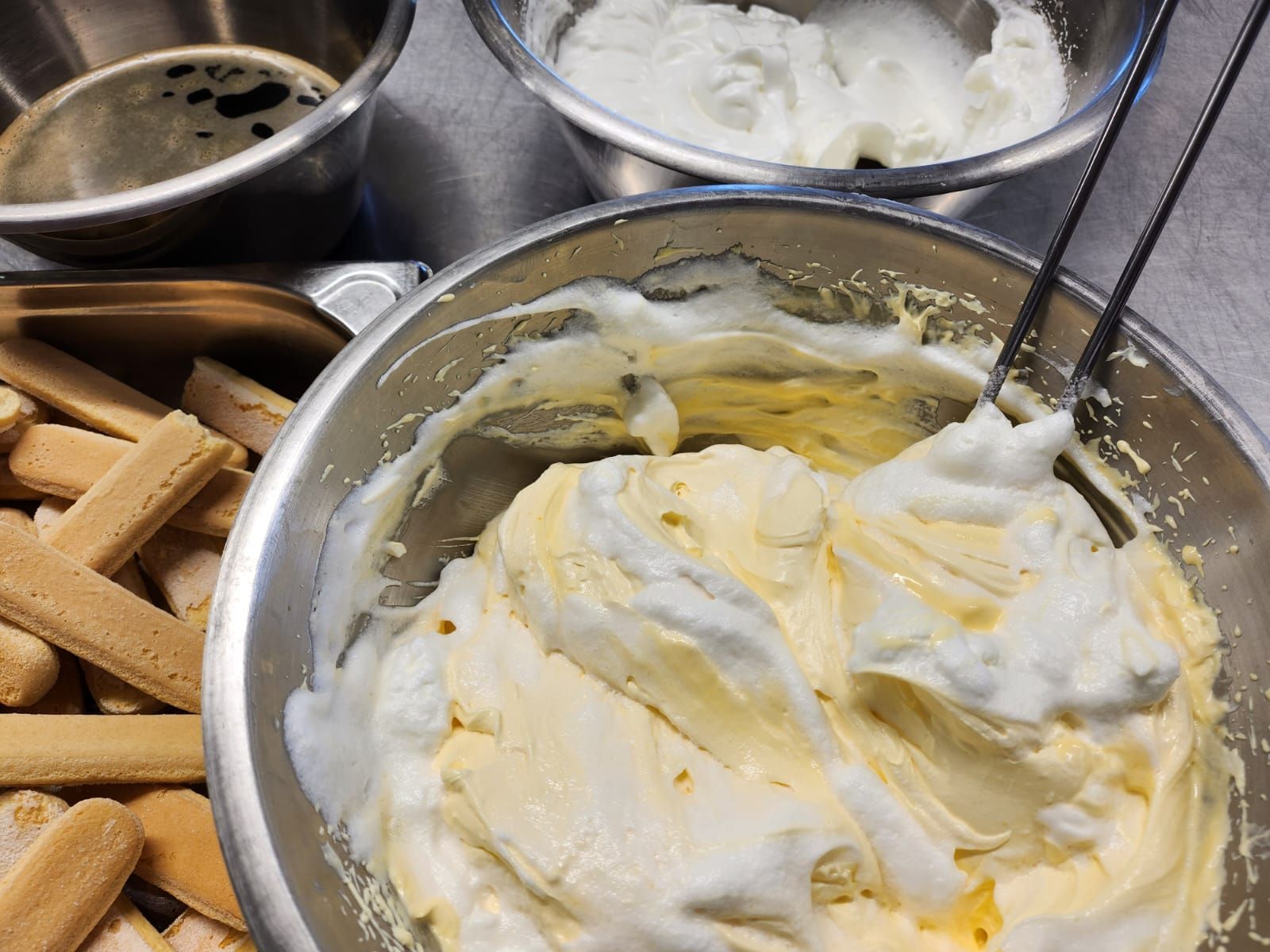 Hay tres tazones de crema batida sobre una mesa.