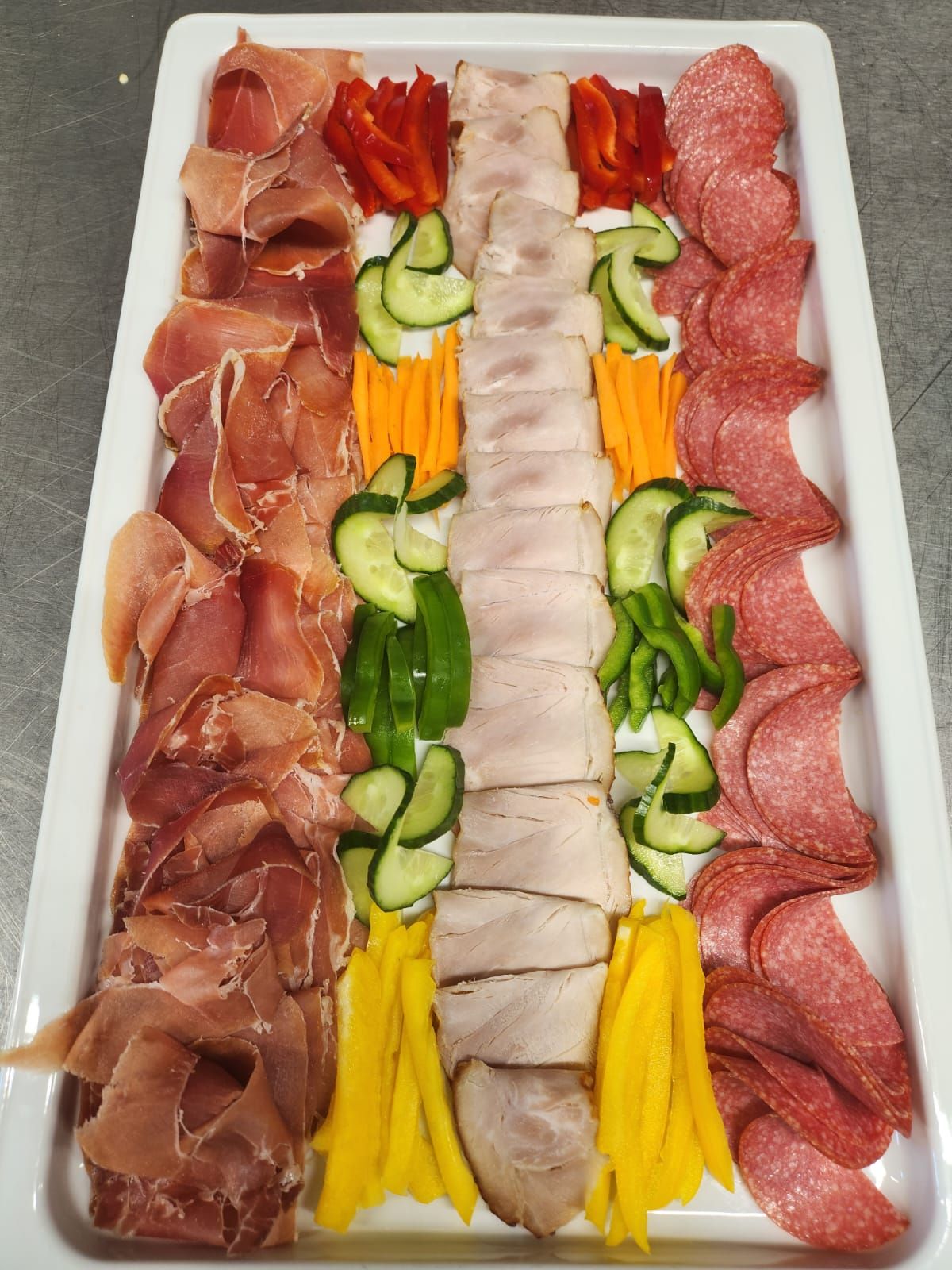 Una bandeja de carnes y verduras sobre una mesa