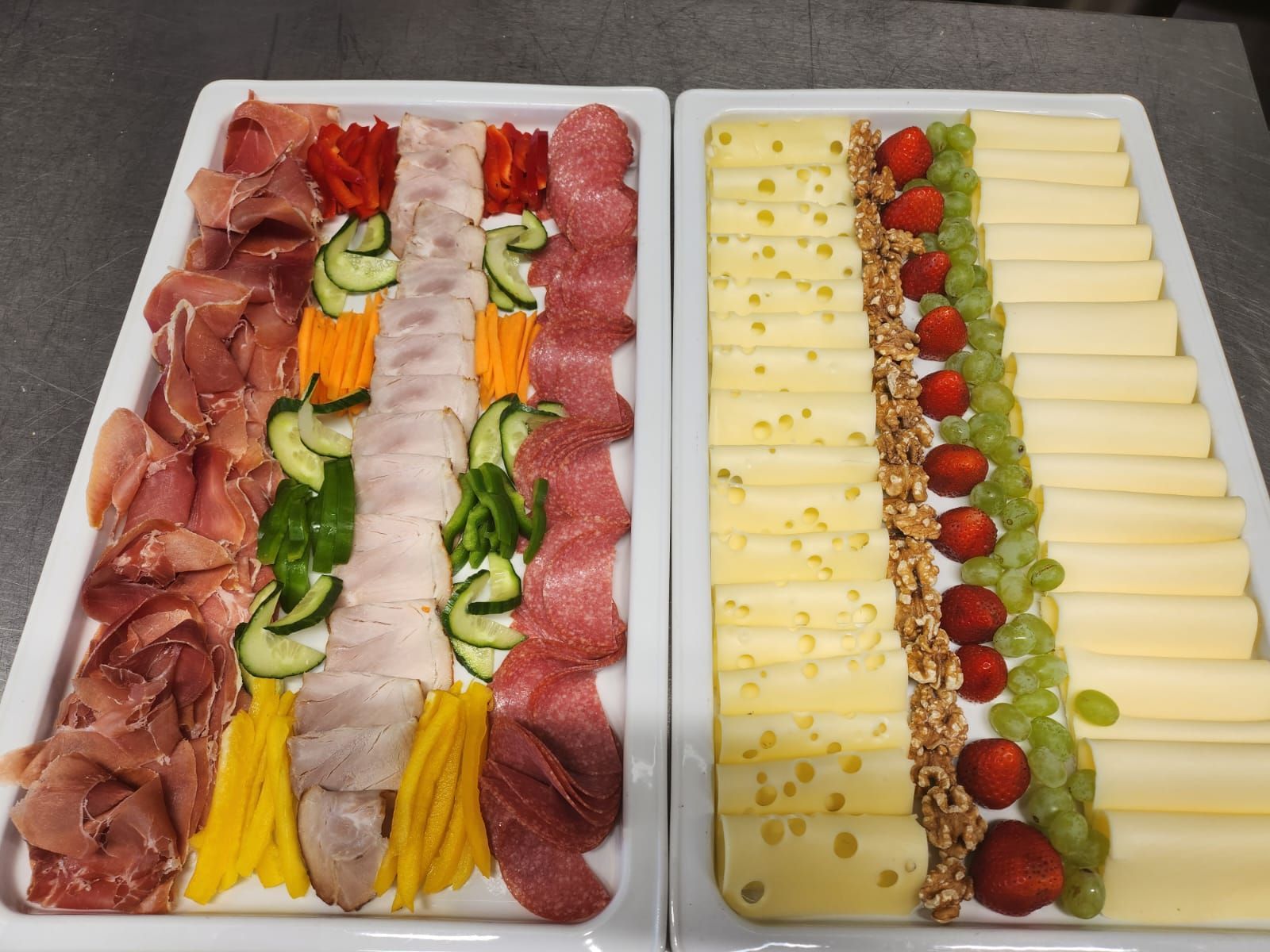 Dos bandejas blancas llenas de carne y queso sobre una mesa.