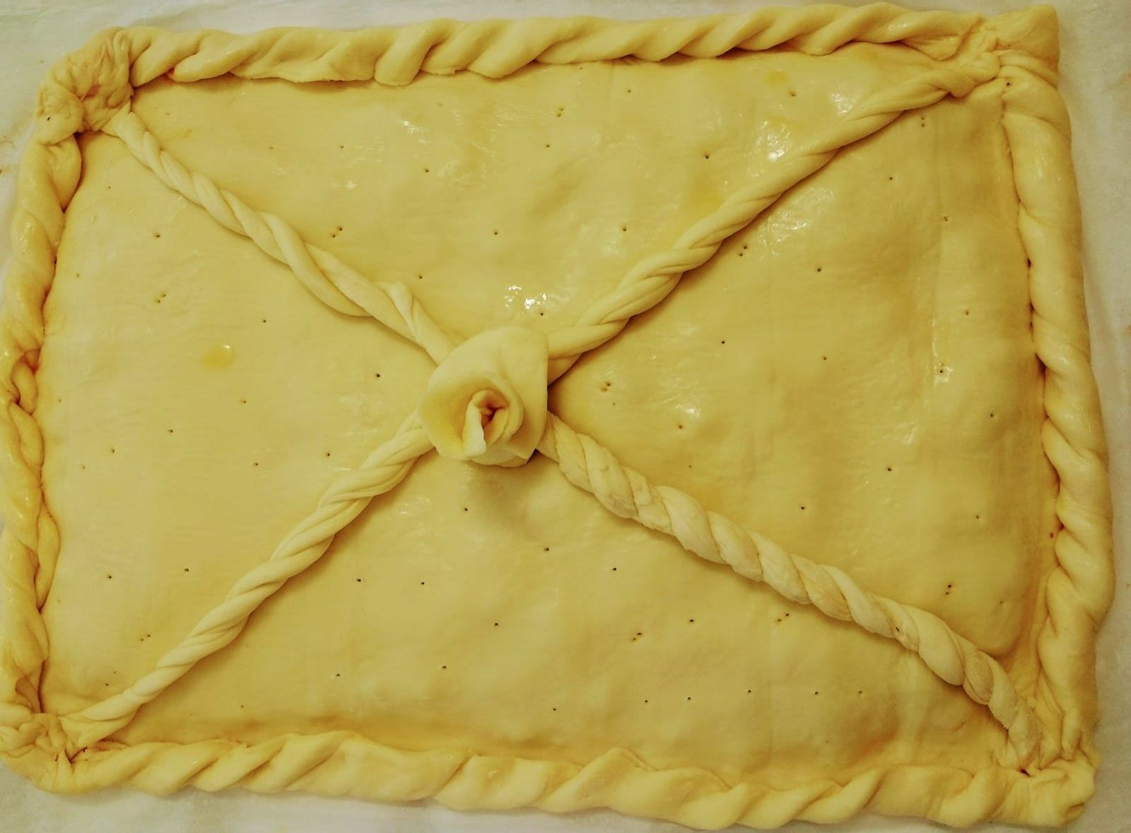 Un trozo de masa con un nudo en el medio está sobre una mesa.