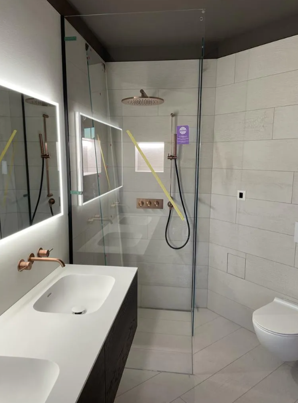 Una vasca da bagno bianca è posizionata in un bagno, accanto a un muro.