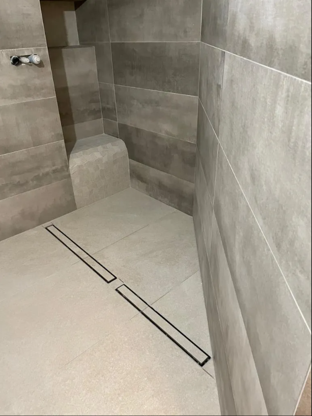 Una piscina con una passerella che vi conduce