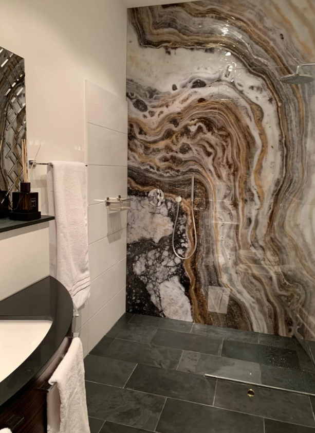 Un primo piano di un pavimento in piastrelle bianche con un motivo diagonale