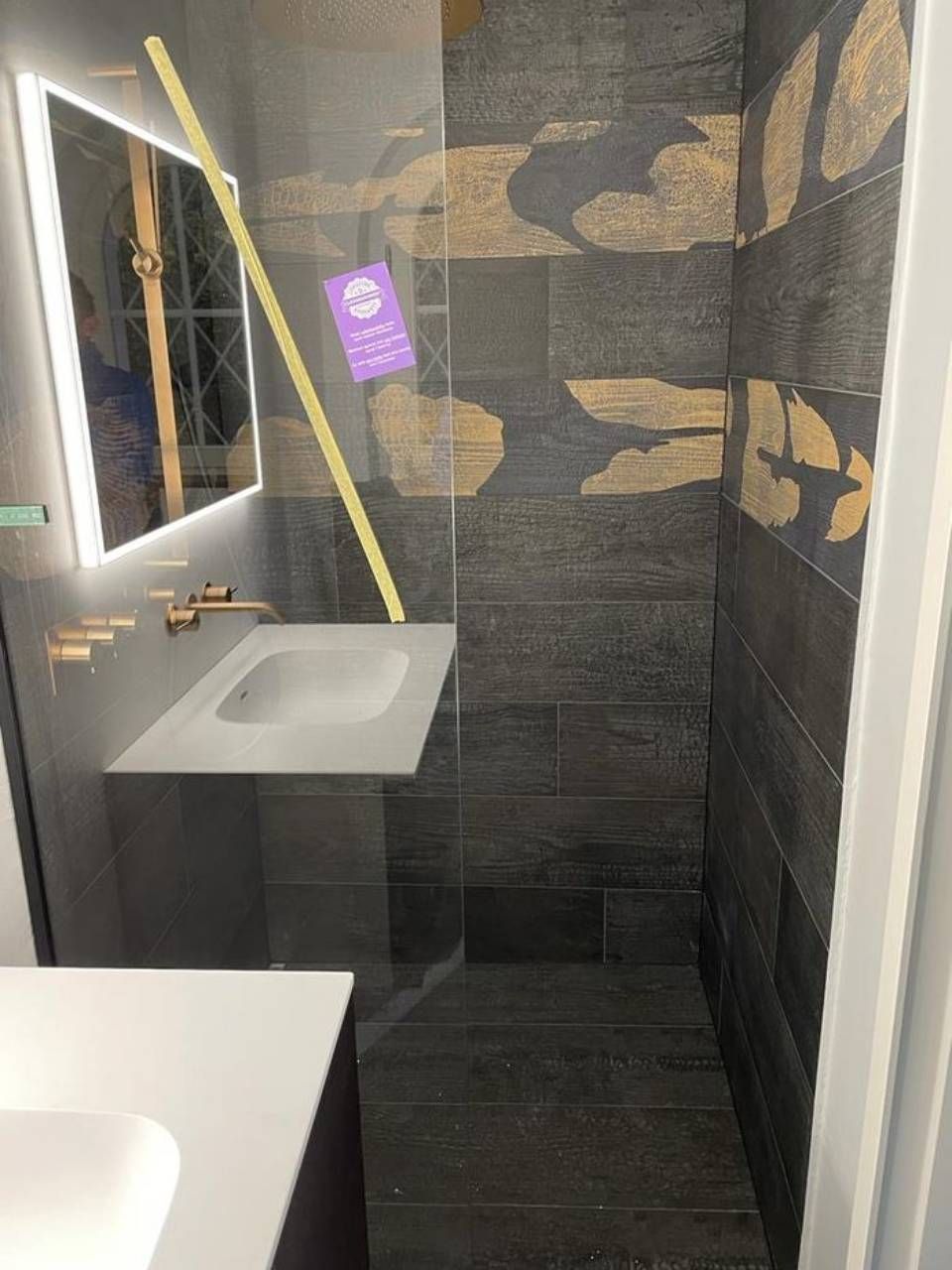 Un bagno con lavandino e cabina doccia