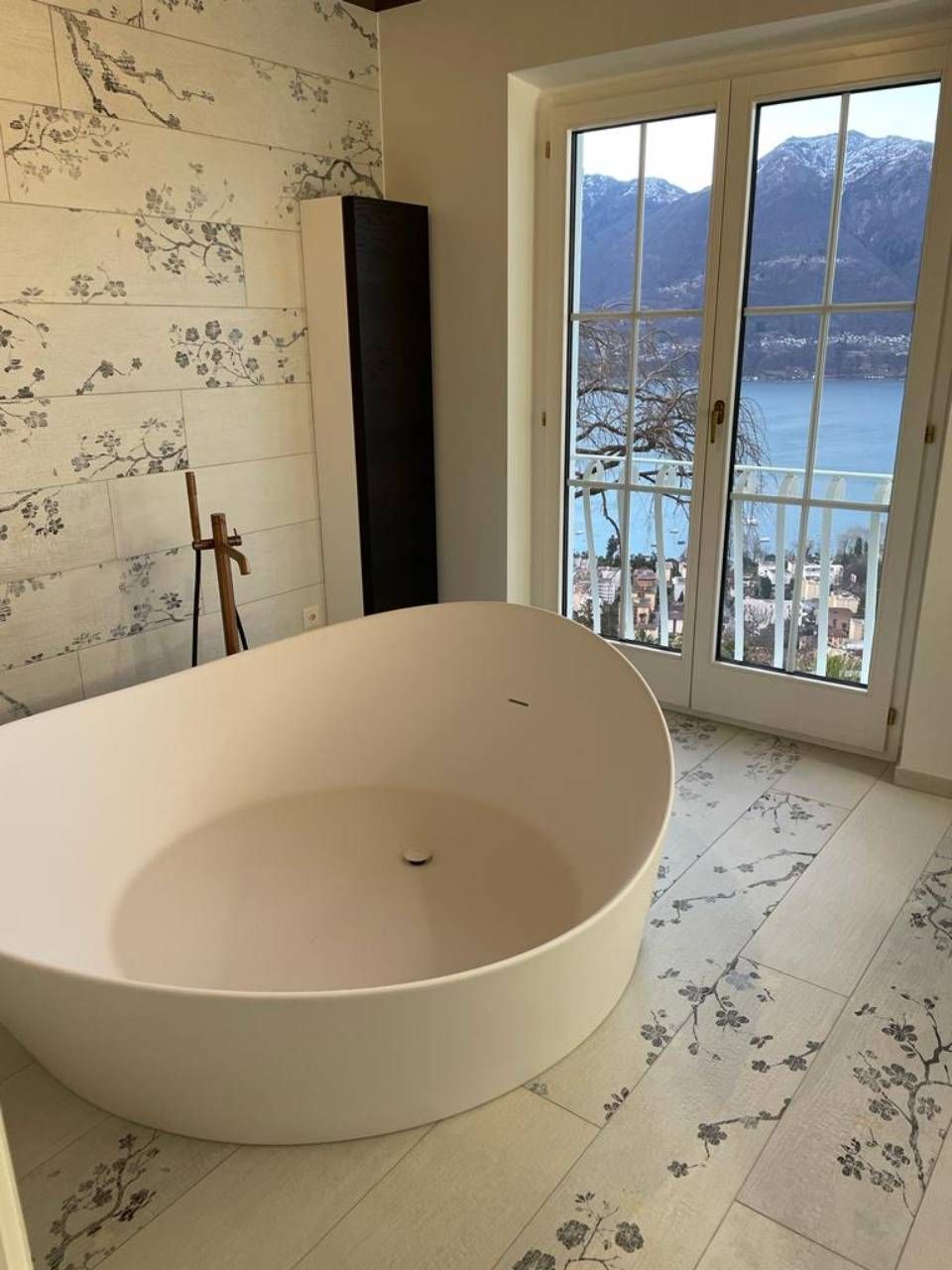 Una vasca da bagno in un bagno con vista sul lago