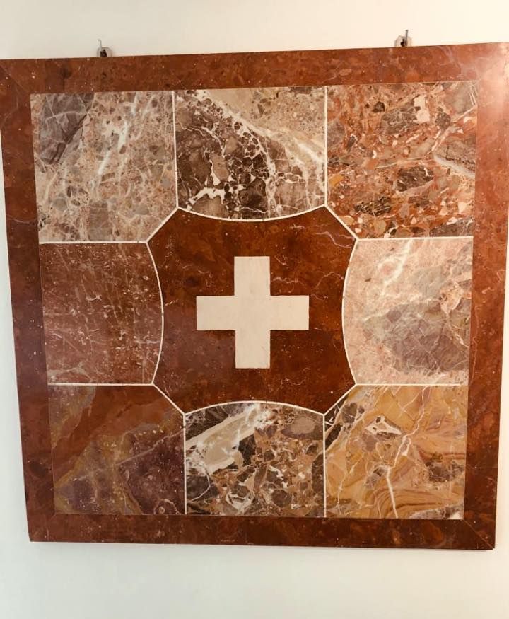 Un primo piano di una parete piastrellata con vari motivi.