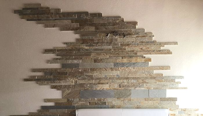 Un primo piano di un motivo geometrico su una parete.