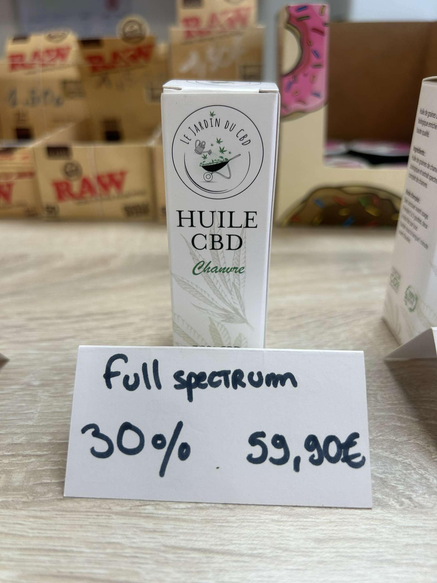 Une boîte de CBD à spectre complet est sur une table